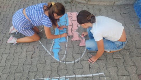 ПРЕЛЕПЕ СЛИКЕ У СТАРОЈ ПАЗОВИ: Малишани послали поруке мира и љубави (ВИДЕО)