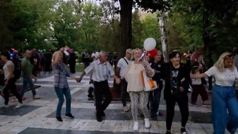 КОЛО У СОКОБАЊИ: Грађани показали праву слику Србије на протестима против блокада (ВИДЕО)