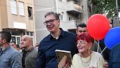 ВУЧИЋ НА СКУПУ ПРОТИВ БЛОКАДА: Река људи у шетњи, председник на челу колоне (ВИДЕО)