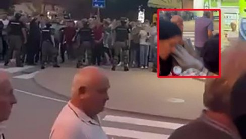 BOLESNO! Blokaderi u Kosjeriću gađali ženu kamenom u glavu! (VIDEO)