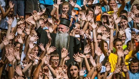 SVETITELJU POHRLILO DVE HILJADE MLADIH:  U porti Cetinjskog manastira okupili se učesnici  tradicionalnog Dečjeg sabora