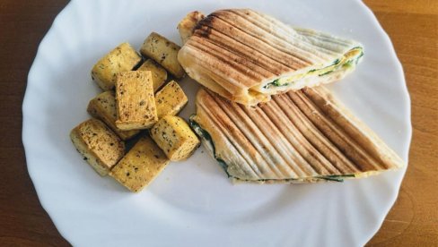 ЗЛАТНА ТОРТИЉА СА ТОФУОМ И СПАНАЋЕМ: Укусан доручак за пет минута!