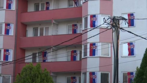 VIJORE SE TROBOJKE: U Severnoj Mitrovici istaknute zastave Srbije podovom Dana srpskog jedinstva (VIDEO)