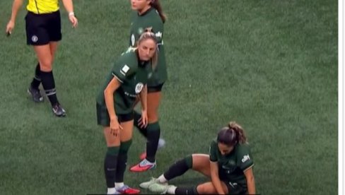 ЈЕЗИВА СЦЕНА: Репрезентативка Америке се срушила на терену, меч одмах прекинут (ВИДЕО)