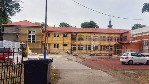RADOVI PRIVREMENO ISELILI ĐAKE: Rekonstrukcija škole u selu Sakule biće završena pre roka