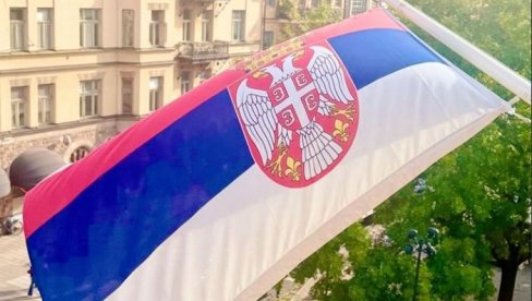 ЗАСТАВЕ СРБИЈЕ ВИЈОРЕ СЕ НА СВИМ МЕРИДИЈАНИМА: Поводом Дана српског јединства, слободе и националне заставе истакнуте српске тробојке (ФОТО)