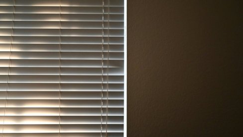 NE BI VAM PALO NA PAMET DA IH OVAKO BRIŠETE: Ovo skida prašinu sa venecijanera