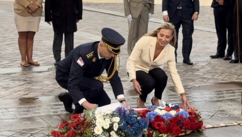 ПОЧАСТ СРПСКОЈ ТРОБОЈЦИ: Церемонија код Тријумфалне капије поводом Дана јединства, слободе и националне заставе (ФОТО)