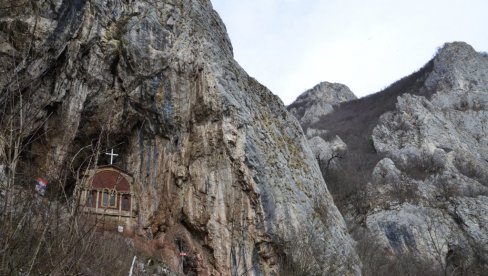 ČUDOTVORNI SAVIN PEHAR U ŽIVOM KAMENU: Privodi se kraju izgradnja kompleksa novih objekata oko drevne svetinje u Ovčarsko-kablarskoj klisuri