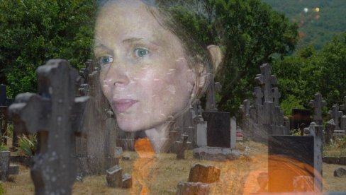 МИСЕРИЈА ПОЧИВАЛИШТА СОЊЕ САВИЋ:  Стихови Арсена Дедића уклесани на њен споменик