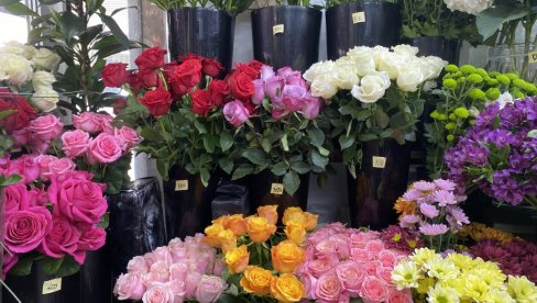ZA 101 RUŽU 60.000 DINARA: Beograđani rado kupuju bukete kao poklon, a cene cvetnih aranžmana kreću se do 15.000