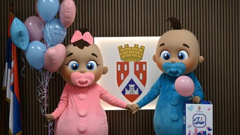 УРУЧЕНО 120 БЕБИ-ПАКЕТА: Настављена подела дарова за најмлађе на Новом Београду