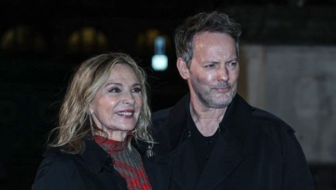 ВРЕДЕЛО ЈЕ ЧЕКАТИ ГА: Ким Катрал ужива са 14 година млађим дечком - после 3 брака пронашла праву љубав