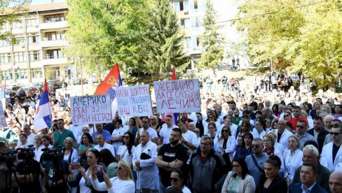 „ДАЉЕ РУКЕ ОД БОЛНИЦЕ“ Здравствени радници протестовали због упада тзв. Косовске полиције у КБЦ Косовска Митровица и Дом здравља (ФОТО)