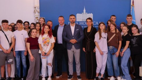 ДЕЦА СА КОСОВА И МЕТОХИЈЕ ГОСТОВАЛА У НОВОСАДСКОЈ ГРАДСКОЈ КУЋИ: Град наставља помоћ и подршку