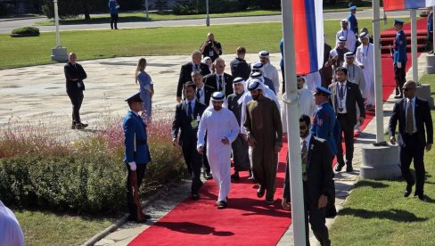 ПРИНЦ НАСЕР СТИГАО НА ВОЈНУ ПАРАДУ: Шеик дочекан у пратњи бахреинске делегације  (ВИДЕО)