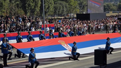 VELIČANSTVEN PRIZOR: Zastava od 300 metara razvijena na vojnoj paradi u Beogradu