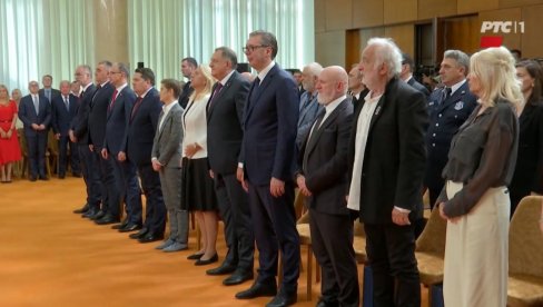 ВУЧИЋ УРУЧИО ОДЛИКОВАЊА: Снагу црпимо из корена ураслих у отаџбину, дужни смо да је сачувамо (ВИДЕО)