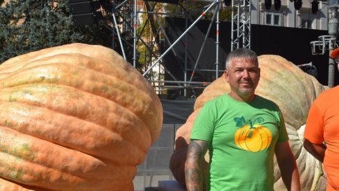NAJTEŽA BUNDEVA IZ MAĐARSKE OD 832 KILOGRAMA: Tibor Kokai ponovo pobednik „Dana ludaje“ u Kikindi ( Foto)