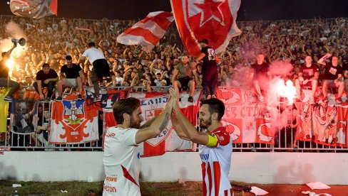 DOSAD NEVIĐENO! Evo kako su delije i fudbaleri Zvezde slavili istorijsku pobedu u večitom derbiju na stadionu Partizana (FOTO)