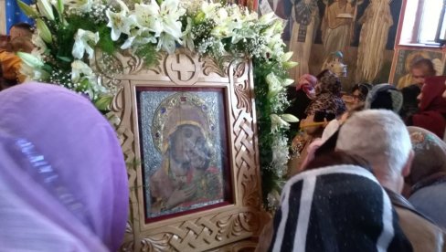 MOLILI  SE PRED  DREVNOM SVETINJOM: U manastiru Tumane proslavljen jubilej dolaska čudotvorne ikone Bogorodice Kurske