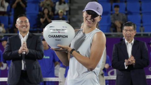 НЕВЕРОВАТНА ИГА ШВЈОНТЕК: Девет двоструких сервис грешака, 11 поена мање од ривалке, пет доживљених брејкова - и узе жена титулу!