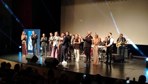 СЕЋАЊЕ НА ДАРКА РАДОВАНОВИЋА: Породица, пријатељи и колеге са естраде се окупили на хуманитарном концерту у певачеву част (ФОТО)