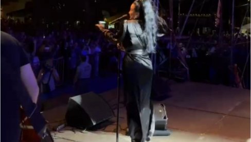 ANDREANA ČEKIĆ ZABLISTALA U VRŠCU: Zapevala pred više od 10 hiljada ljudi i napravila opštu pometnju (FOTO)