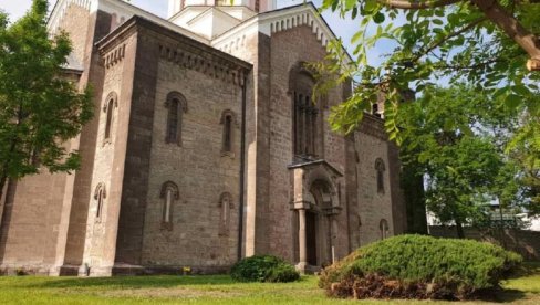 KAMENOVAN AUTOBUS ISPRED CRKVE U JUŽNOM DELU KOSOVSKE MITROVICE: Napadač uhapšen pa pušten