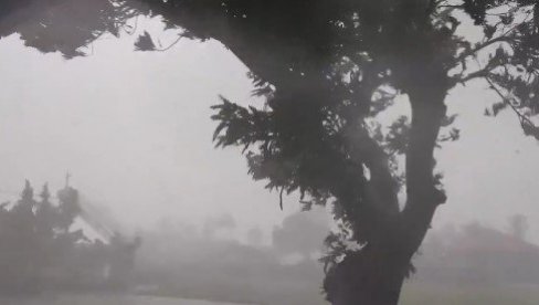 СТИЖЕ КАТАСТРОФА: Овај аеродром обуставља све летове, ветар ће достизати ураганске брзине (ФОТО/ВИДЕО)