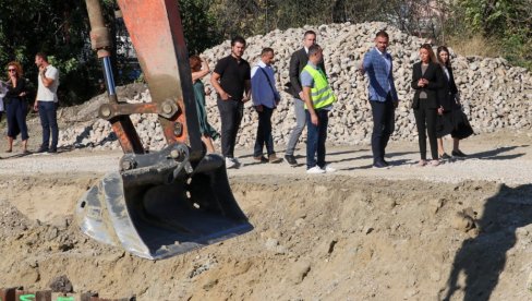 ОДМИЧУ РАДОВИ НА УНАПРЕЂЕЊУ ИНФРАСТРУКТУРЕ РАДНЕ ЗОНЕ СЕВЕР 2 У НОВОМ САДУ: Министарка Месаровић и градоначелник Мићин на градилишту