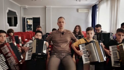 SVOJU HARMONIKU JE RASTEGAO DO DUBAIJA: Profesor iz Niša predstavnik Srbije za nagradu Global Teacher Prize