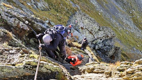 АВАНТУРА ДО ВРХА МОЛДОВЕАНУ: Застава параћинског Јаворка на највишој тачки Румуније (ФОТО)