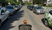 ШЕТЊА ИЗМЕЂУ ПАРКИРАНИХ АУТОМОБИЛА: Становници Бановог брда жале се на возила која им блокирају тротоар па морају да излазе на коловоз
