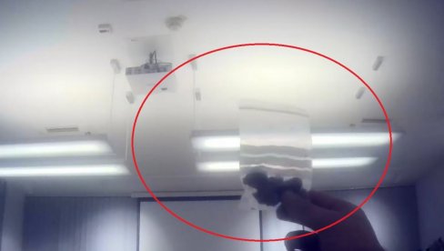 BLOKADERI UHVAĆENI KAKO KUPUJU DROGU: Pojavio se šokantan snimak - uzimaju paketiće i nose u Rektorat u Novom Sadu (VIDEO)