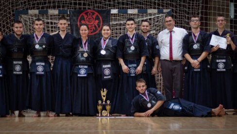 МЕДАЉЕ ЗА ПАРАЋИНСКЕ КЕНДОКЕ: Злато и сребро са екипног Кендо шампионата Србије (ФОТО)