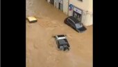 КАТАКЛИЗМА У ИТАЛИЈИ: Невреме погодило север земље, бујица носила аутомобиле - нестала туристкиња (ВИДЕО)