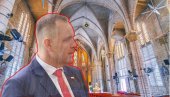 НЕОБИЧАН ИНЦИДЕНТ: Прерушио се у свештеника, па покушао да приђе ПОЉСКОМ ПРЕДСЕДНИКУ током мисе у цркви