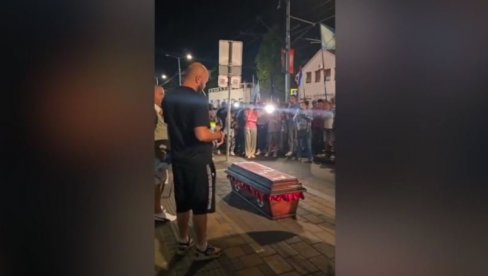 SMRT I KRVOPROLIĆE JE JEDINO ŠTO BLOKADNI NASILNICI NUDE KAO PROGRAM! Ponovo jeziv performans pred prostorijama SNS-a (VIDEO)