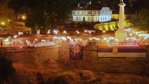 СРЦЕ ХЕРОЈА ЗАУВЕК ЖИВИ: Калемегдан у бојама српске тробојке - у част убијеним херојима из Бањске (ВИДЕО)