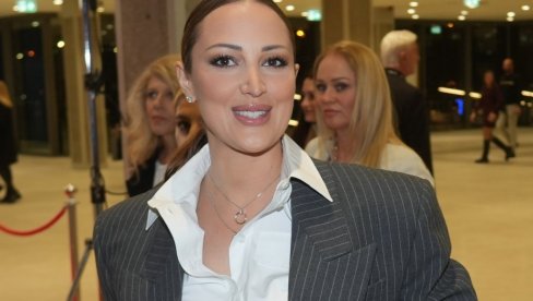 ALEKSANDRA PRIJOVIĆ PRVI PUT U JAVNOSTI NAKON POROĐAJA: Poslavila 30. rođendan u prelepoj crvenoj haljini! (FOTO)