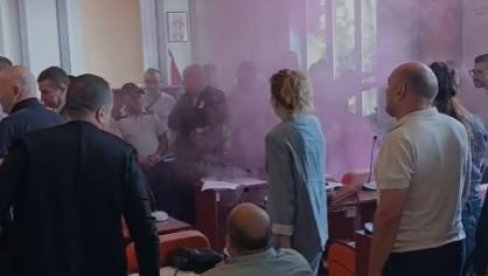 БЛОКАДЕРИ ПРАВЕ ХАОС У ЗАЈЕЧАРУ: Бацили димну бомбу у Скупштини - прскали бибер спрејем одборнике (ВИДЕО)