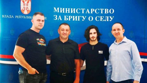 СЕОСКЕ КУЋЕ ЗА АЛЕКСУ И САШУ У ПАРАЋИНСКОЈ ОПШТИНИ: Потписани уговори у Министарству за бригу о селу