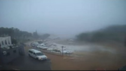 НЕВРЕМЕ ПАРАЛИСАЛО ДАЛМАЦИЈУ: Поплављене улице и куће - интервенисали и ватрогасци (ВИДЕО)