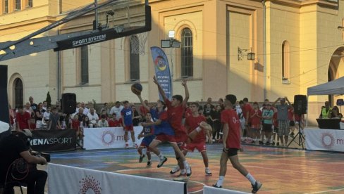 БАСКЕТ У ЦЕНТРУ: Млади Зрењанинци радно, под обручима, обележили европску недељу спорта