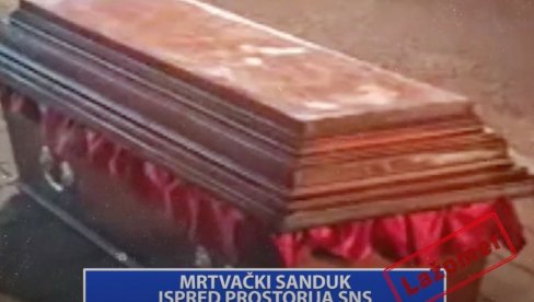 LAŽOMER: Mrtvački sanduk ispred prostorija SNS (VIDEO)