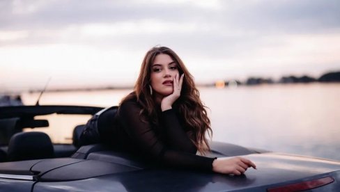 СА 22 ГОДИНЕ ПОЧЕЛА КАРИЈЕРУ: Певачица сања учешће на Песми за Евровизију (ФОТО)