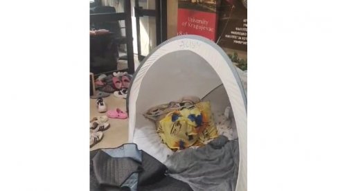 ФАЛИ ИМ САМО ТОНИНО ПИЦУЛА: Штрокадери Ректорат у Крагујевцу претворили у свињац (ВИДЕО)