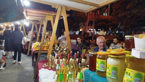 ДАН МЕДА У ПАРАЋИНУ: Једнодневна манифестација Друштва пчелара Грза
