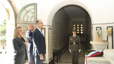 OVO JE ZA NAS SVETO MESTO: Premijer Macut na Krfu na obeležavanju 109 godina od iskrcavanja srpske vojske